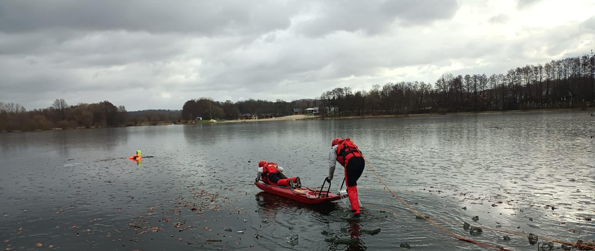 Strażacy poruszający się w kierunku poszkodowanego