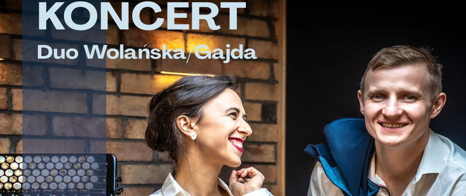 Na tle ceglanej ściany od lewej akordeon, a następnie twarze wykonawców. U góry napis koncert duo Wolańska/Gajda.