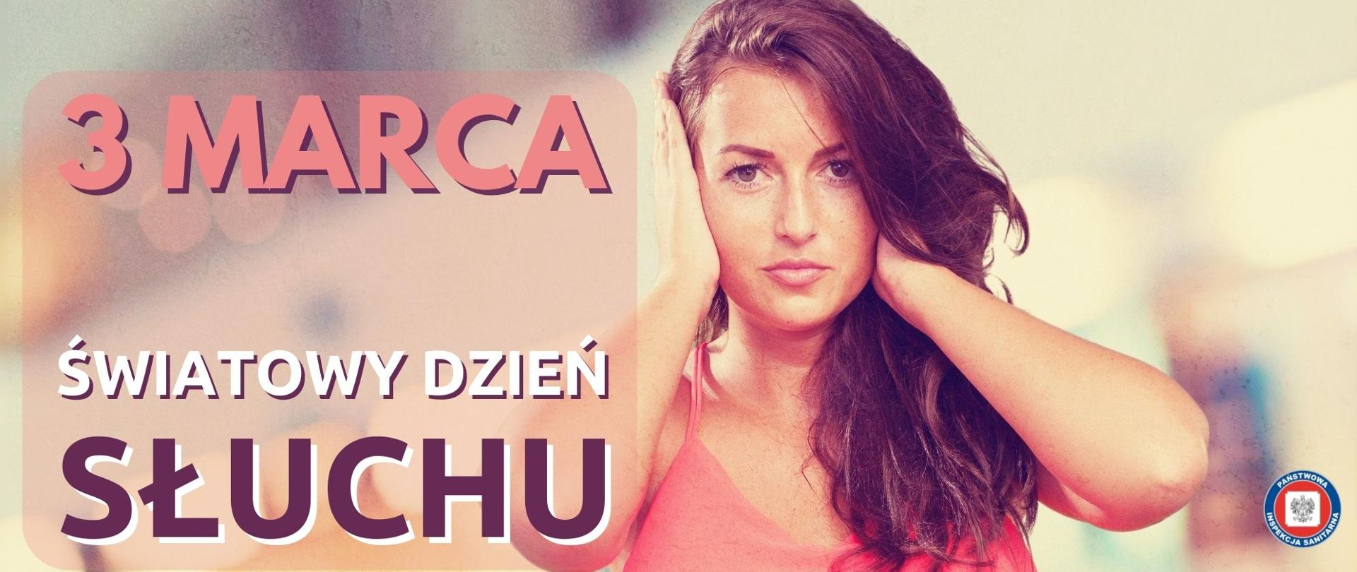 Kobieta w koralowej sukience przykłada dłonie do uszu