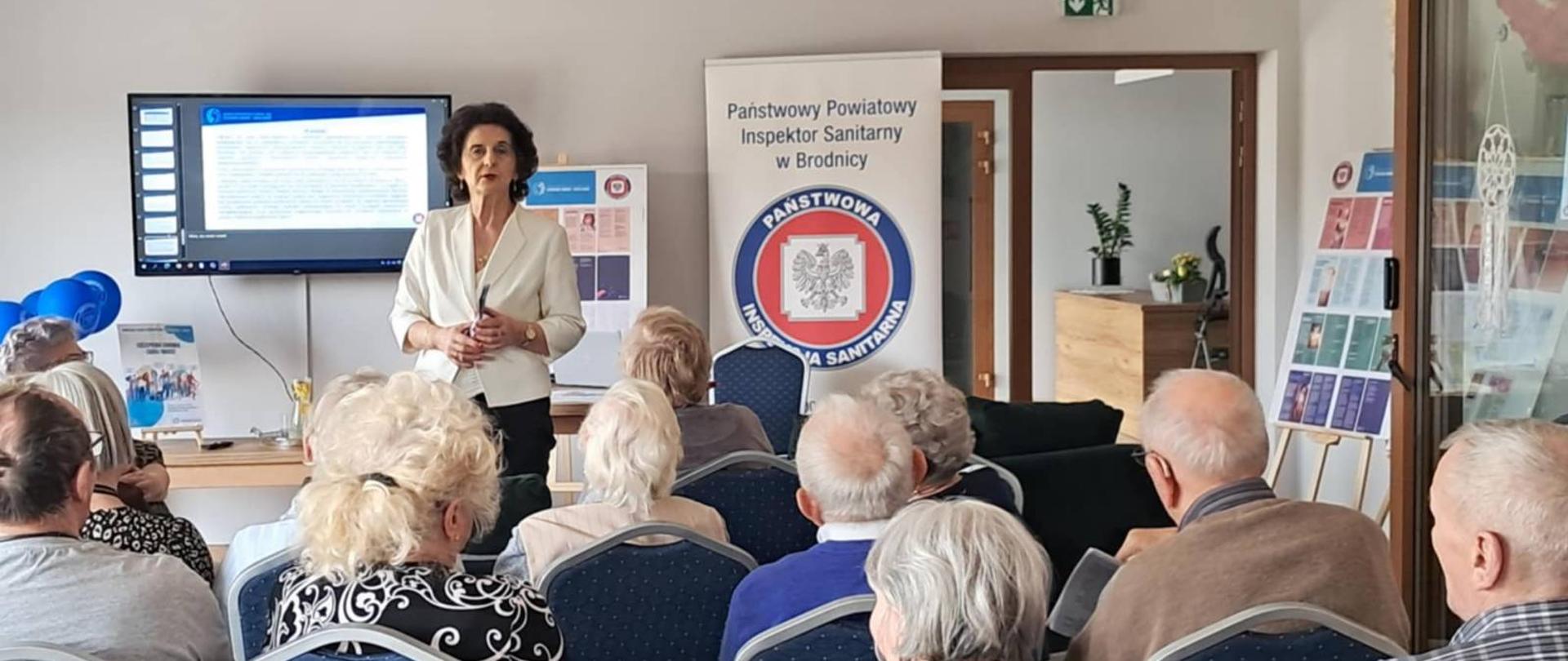 Prelekcja Państwowego Powiatowego Inspektora Sanitarnego w Brodnicy w ramach obchodów Europejskiego Tygodnia Szczepień dla seniorów w Dziennym Domu Seniora w Brodnicy na temat znaczenia szczepień ochronnych 