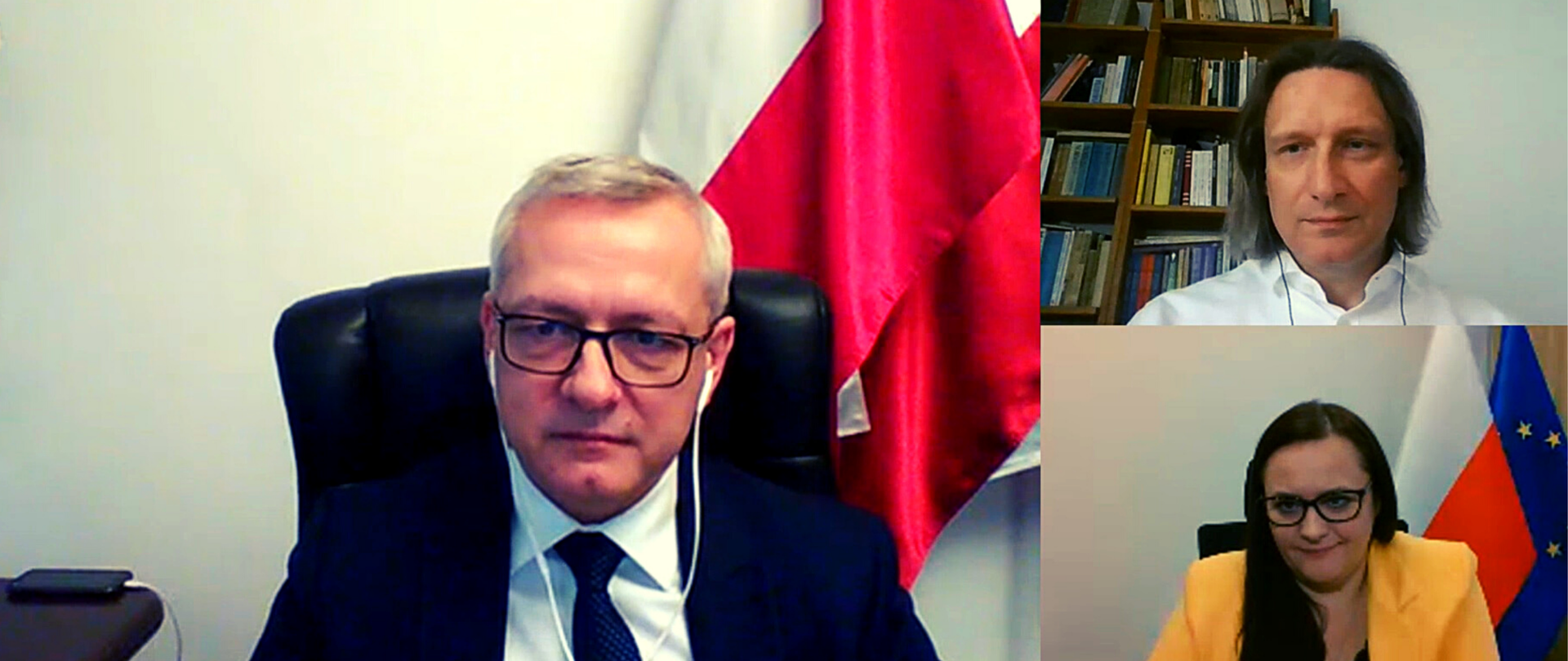 Uczestnicy videokonferencji - widok z ekranu komputera: minister Marek Zagórski, minister Małgorzata Jarosińska-Jedynak, dyrektor Michał Przymusiński