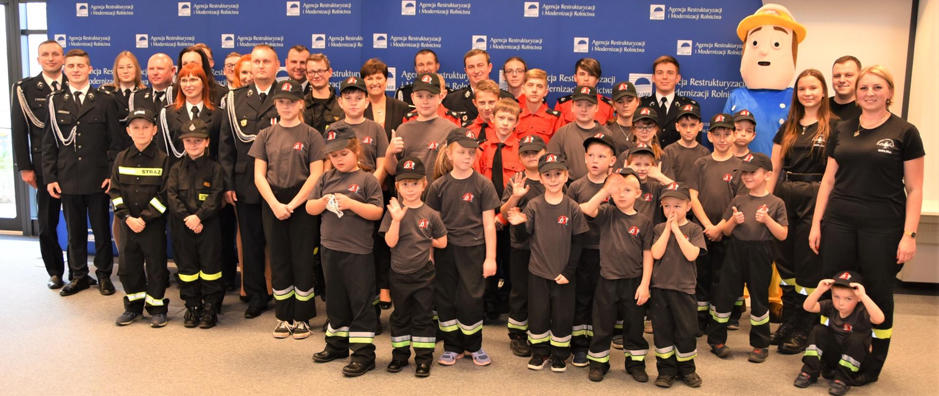 Halina Szymańska prezes ARiMR z nagrodzonymi i wyróżnionymi OSP