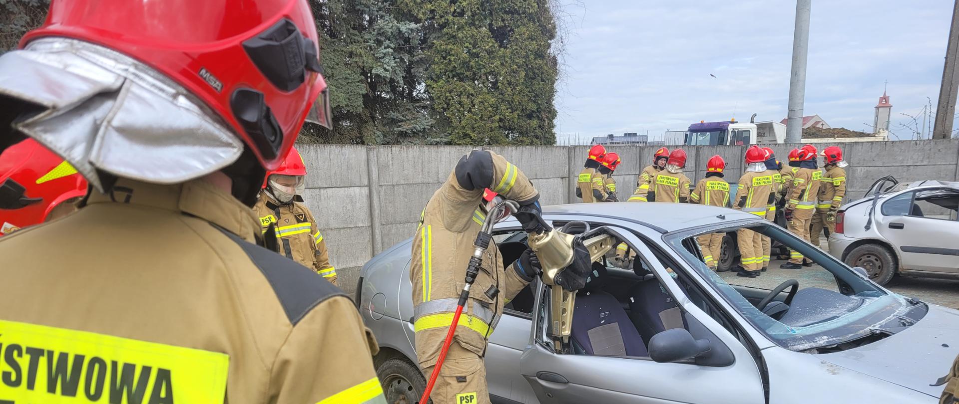 Strażacy ćwiczą przy wykorzystaniu narzędzi hydraulicznych