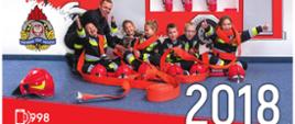 kalendarz plakatowy, grupa dzieci na tle czerwonejgo pojazdu strażackiego w mundurach strażaka, obwinięta czerwonymi wężami, z nimi strażak w czarnym mundurze
