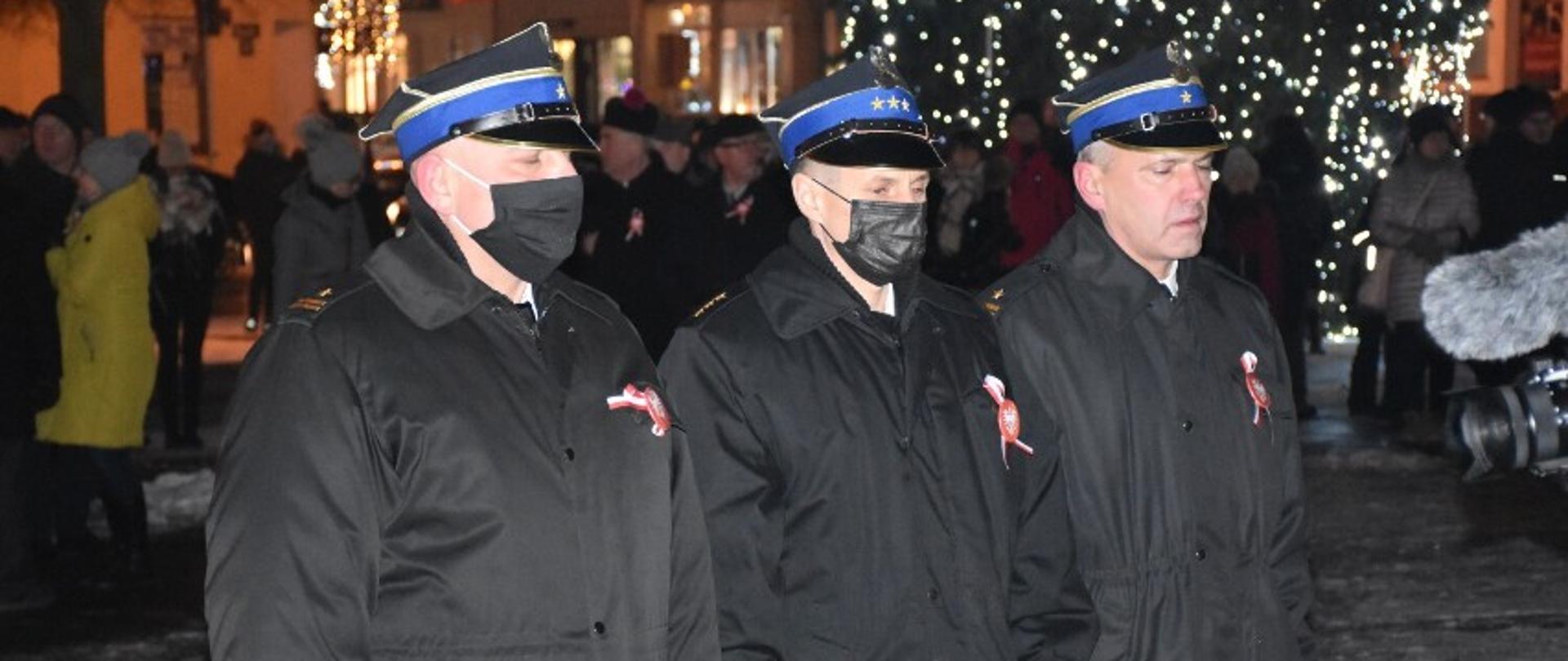 Strażacy składają kwiaty pod Pomnikiem Powstańca Wielkopolskiego