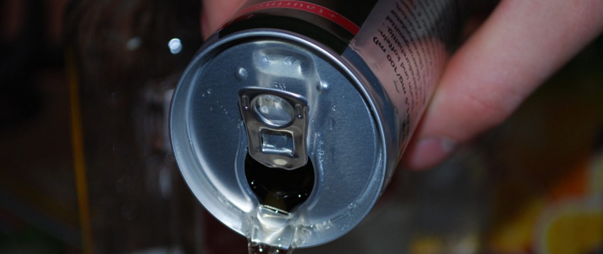 Wylewający się płyn z puszki