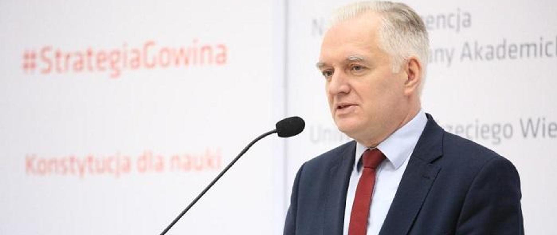 Minister Gowin przemawia do mikrofonu