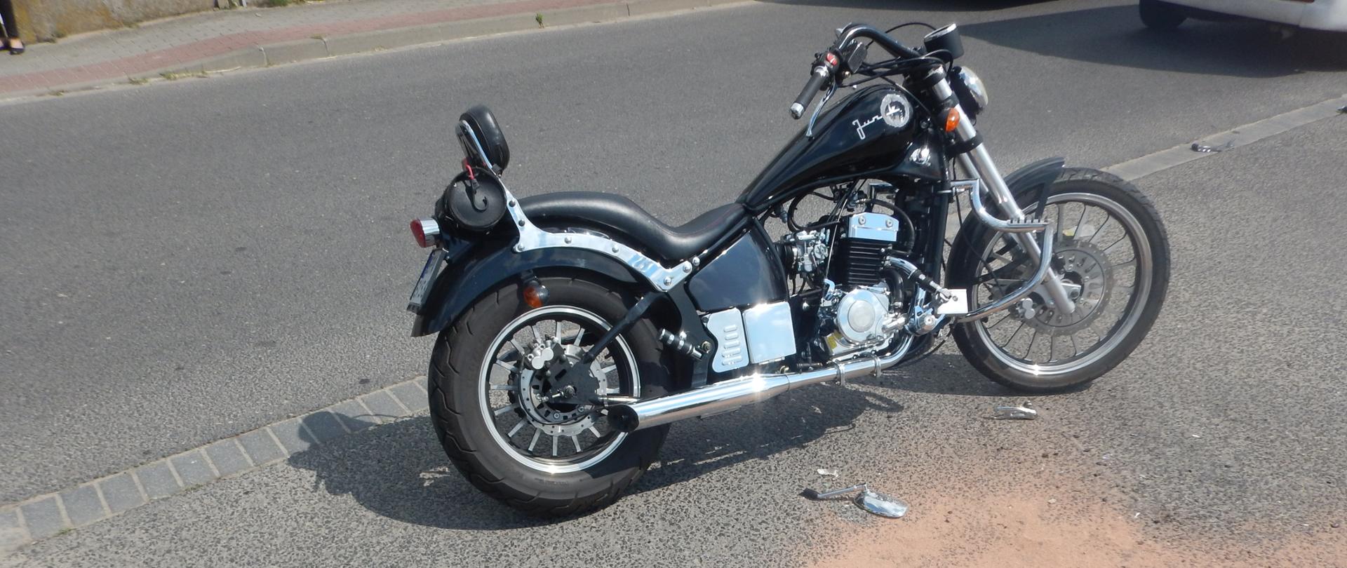 Zdjęcie przedstawia motocykl po zdarzeniu drogowym.