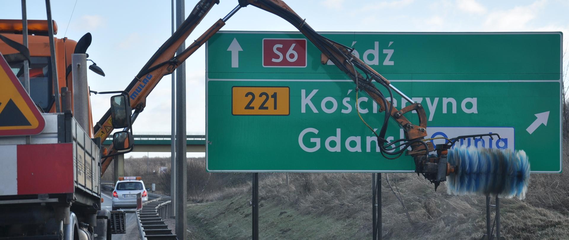 Mycie znaków na drodze ekspresowej.