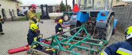 Ewakuacja poszkodowanego spod agregatu rolniczego. 