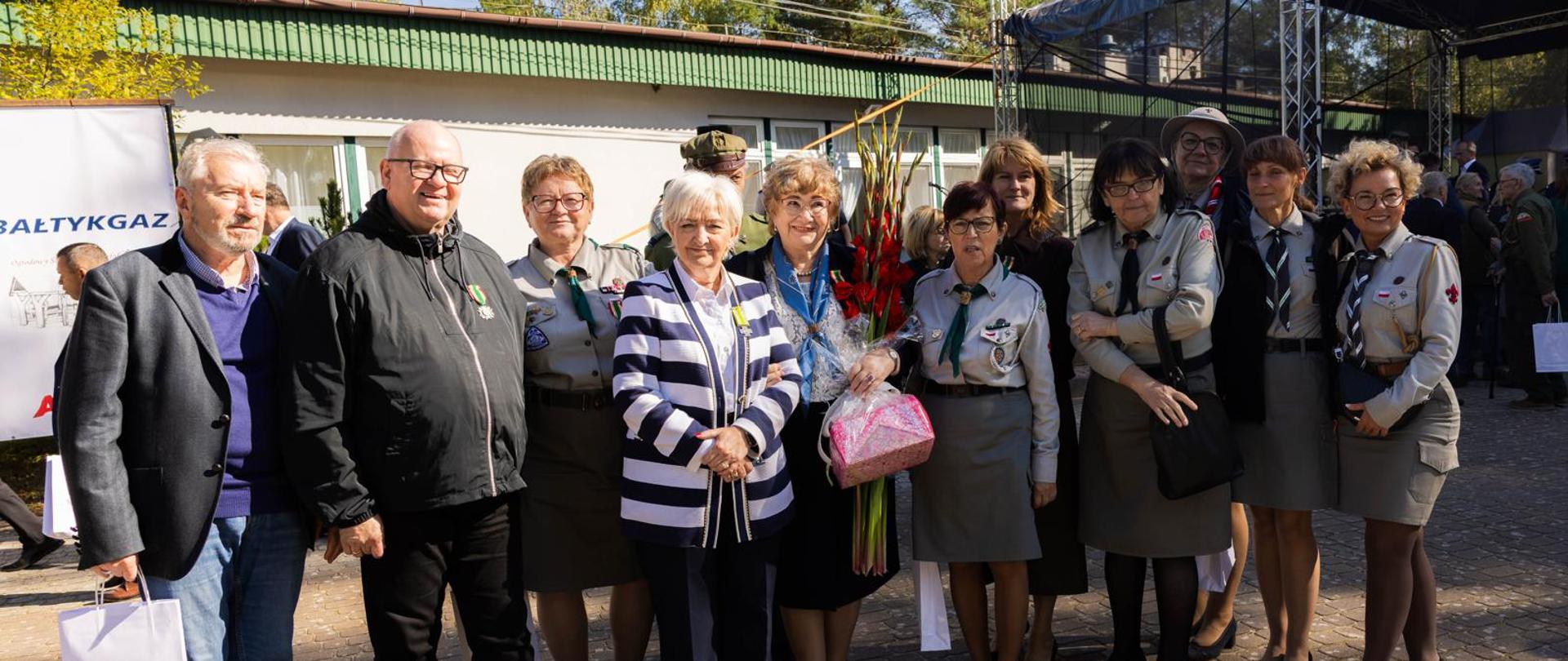 Pamiątkowa fotografia wojewody łódzkiego Doroty Ryl z uczestnikami wydarzenia 