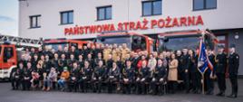 Wspólne zdjęcie zaproszonych na uroczystość gości oraz strażaków przed budynkiem komendy