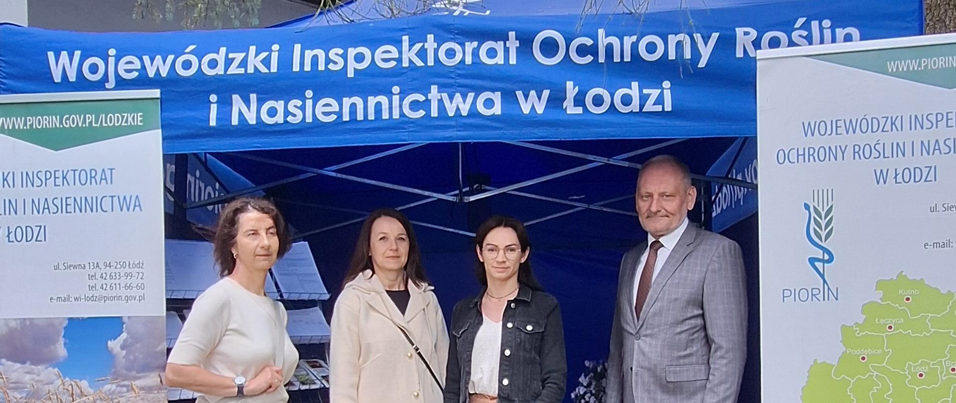 Pan Włodzimierz Małecki - Łódzki Wojewódzki Inspektor Ochrony Roślin i Nasiennictwa z pracownicami Oddziału w Sieradzu