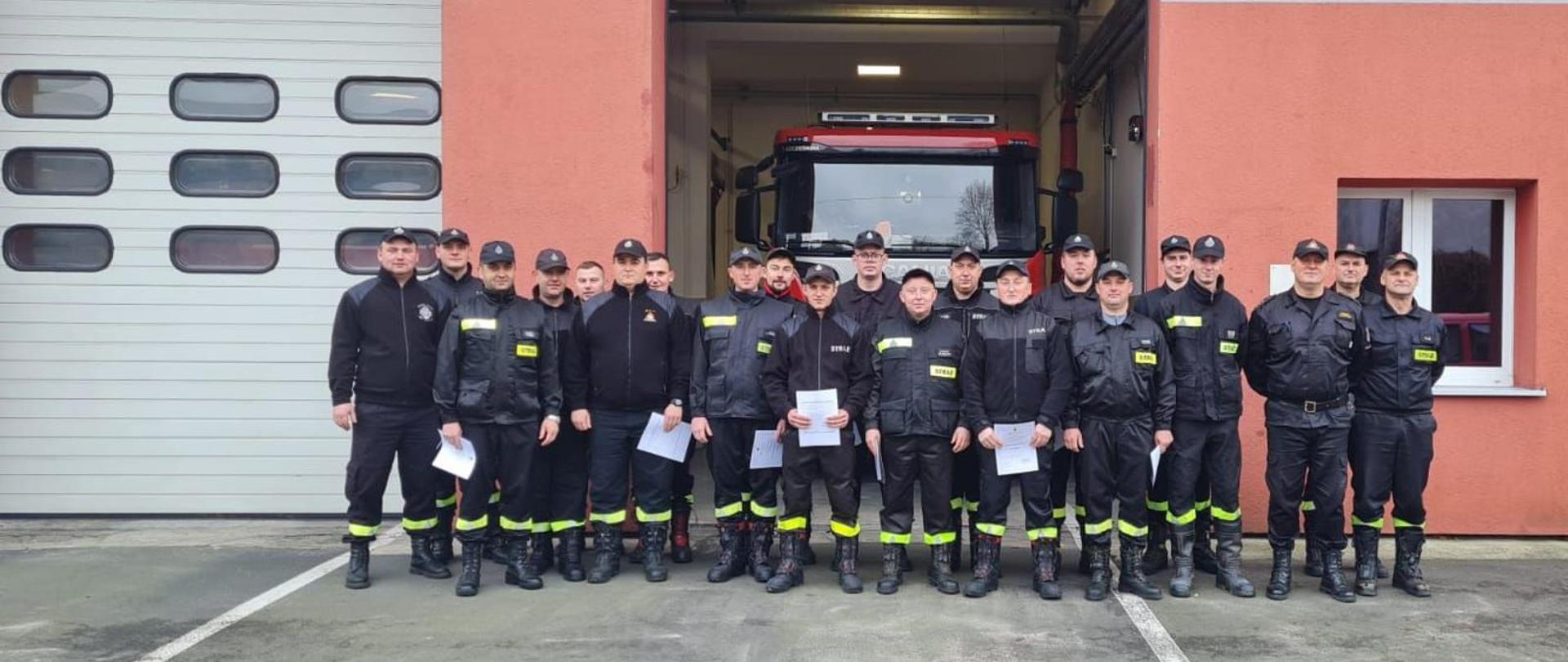 Zdjęcie grupowe absolwentów szkolenia