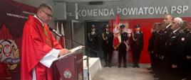 Strażacy biorący udział we Mszy Św. odprawionej w KP PSP w Węgrowie przez kapelana strażaków powiatowych ks. Piotra Pędzicha.