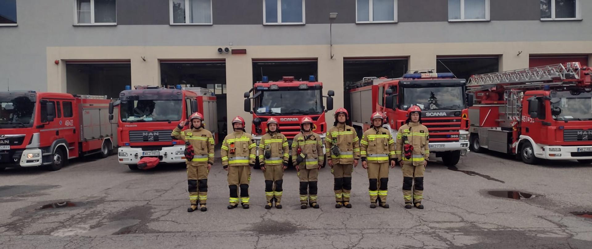 77. rocznica wybuchu Powstania Warszawskiego zbiórka strażaków na placu komendy przed samochodami bojowymi