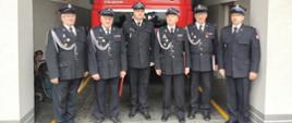 zdjęcie przedstawia wszystkich uczestników uroczystego wręczenia świadczenia ratowniczego dla strażaków ratowników OSP z powiatu żnińskiego.