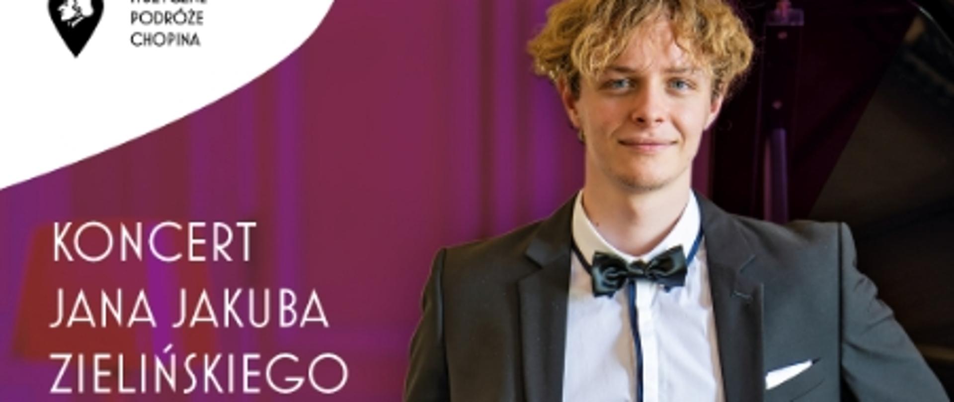 Wykonawca na tle fortepianu, ubrany w czarny garnitur i białą koszulę.