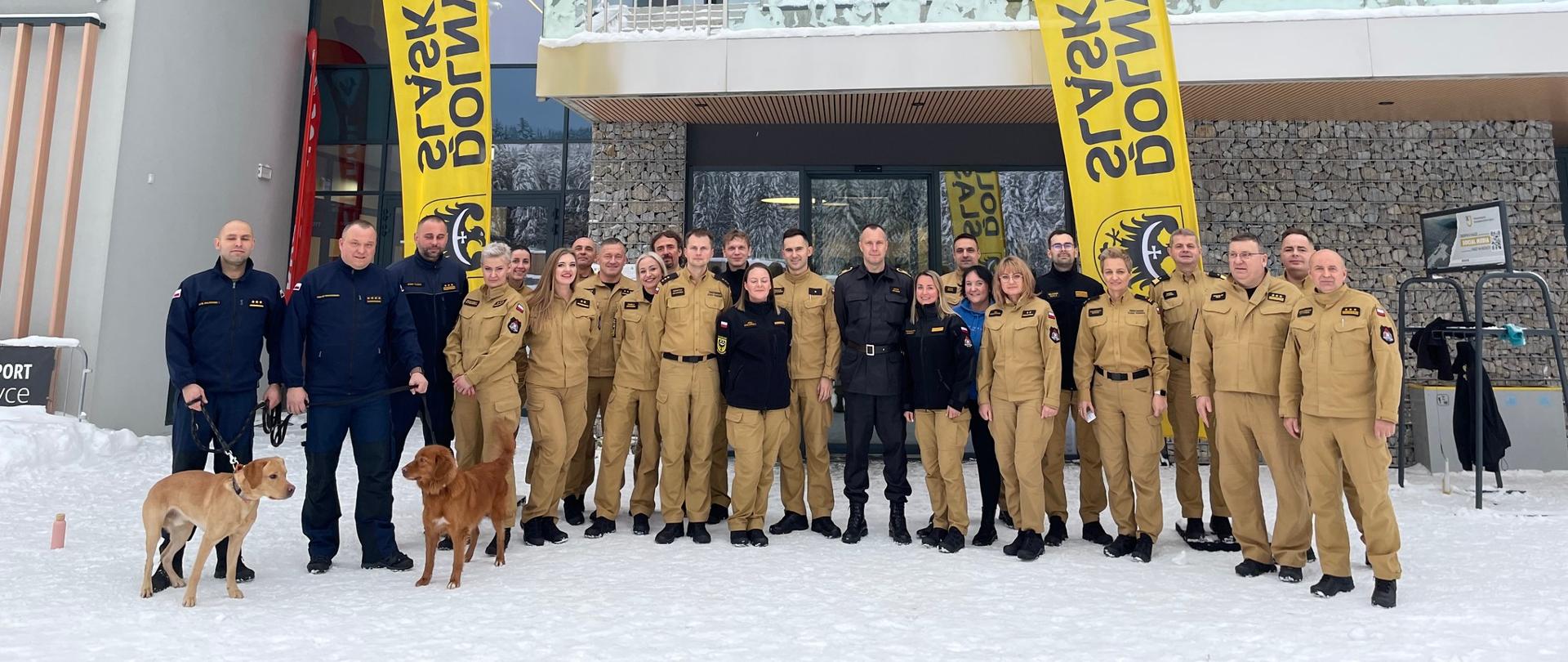 Osoby stojące pozując do zdjęcia.