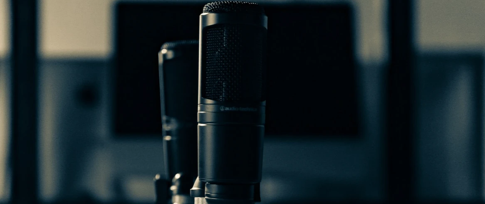 mikrofony, a w tle komputery