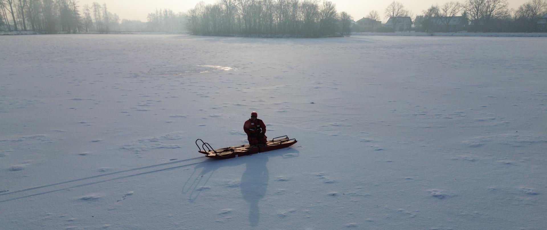 Ćwiczenia odbywały się na Jeziorze Odrzykowskim przy ulicy Sportowej w Krotoszynie. Strażacy w specjalistycznych ubraniach do pracy w wodzie przećwiczyli sposoby dotarcia w jak najkrótszym czasie do osób przebywających w lodowatej wodzie oraz ewakuację osób poszkodowanych na brzeg zbiornika, gdzie w ogrzewanym namiocie pneumatycznym udzielili Kwalifikowanej Pierwszej Pomocy