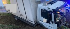 Widać uszkodzony samochód ciężarowy w rowie