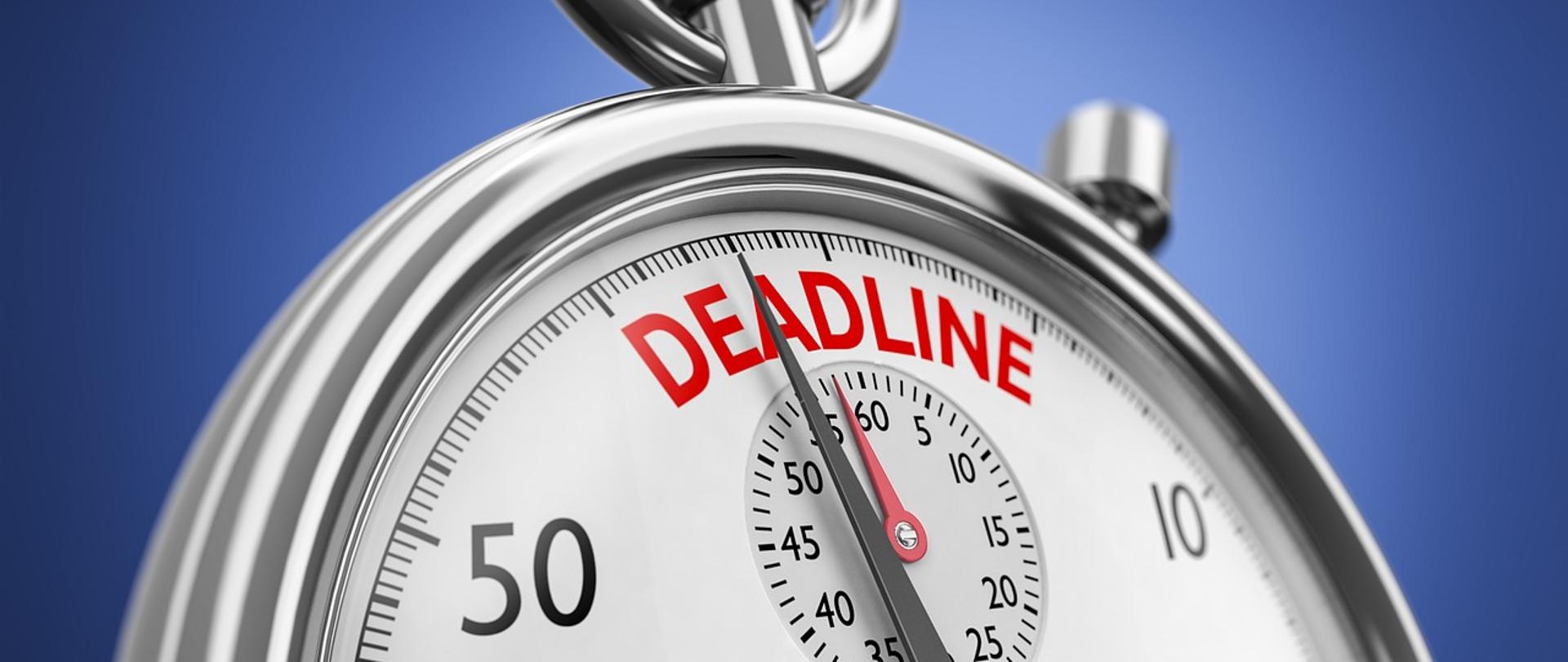 Srebrny zegarek, którego wskazówka pokazuje czerwony napis "DEADLINE".