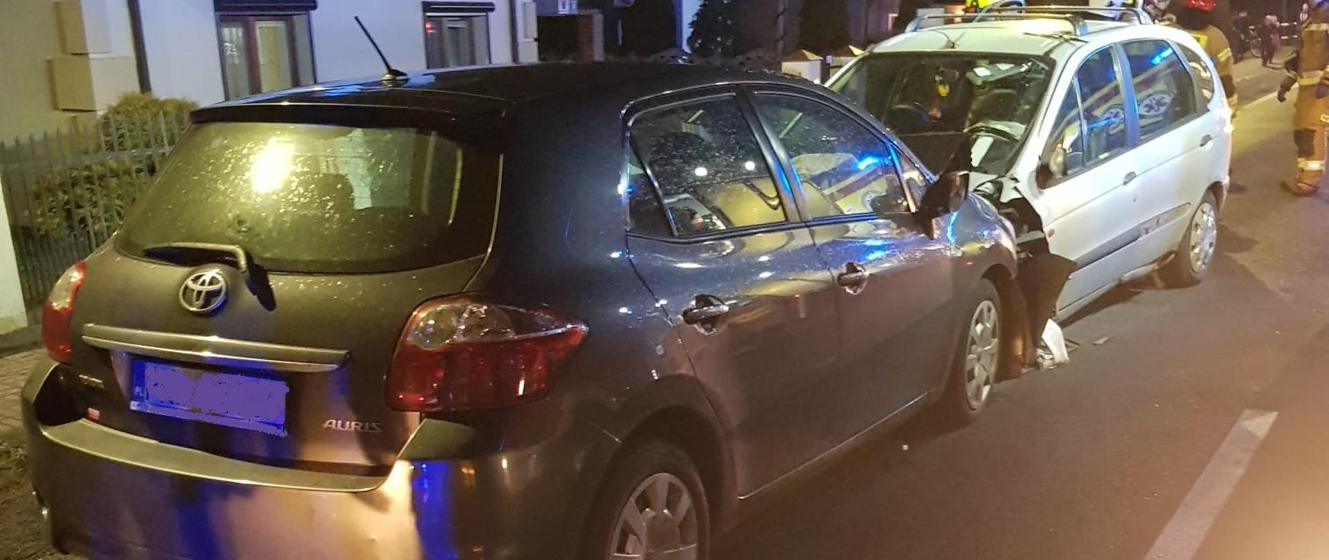 Zdjęcie przedstawia samochody osobowe po zdarzeniu.