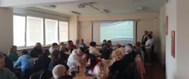 Zdjęcie przedstawia salę konferencyjną wypełnioną ludźmi. Pracownicy WIORiN w Łobzie prowadzą prelekcję dla zgromadzonych ludzi.