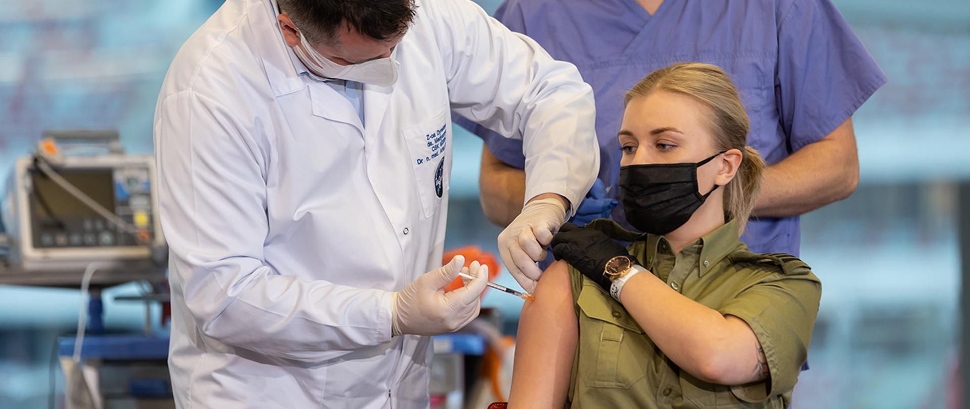 Na zdjęciu widać szczepienie funkcjonariuszki Straży Granicznej.