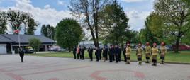 Pododdziały pożarnicze oraz poczet sztandarowy stojące na placu KP PSP w Grajewie