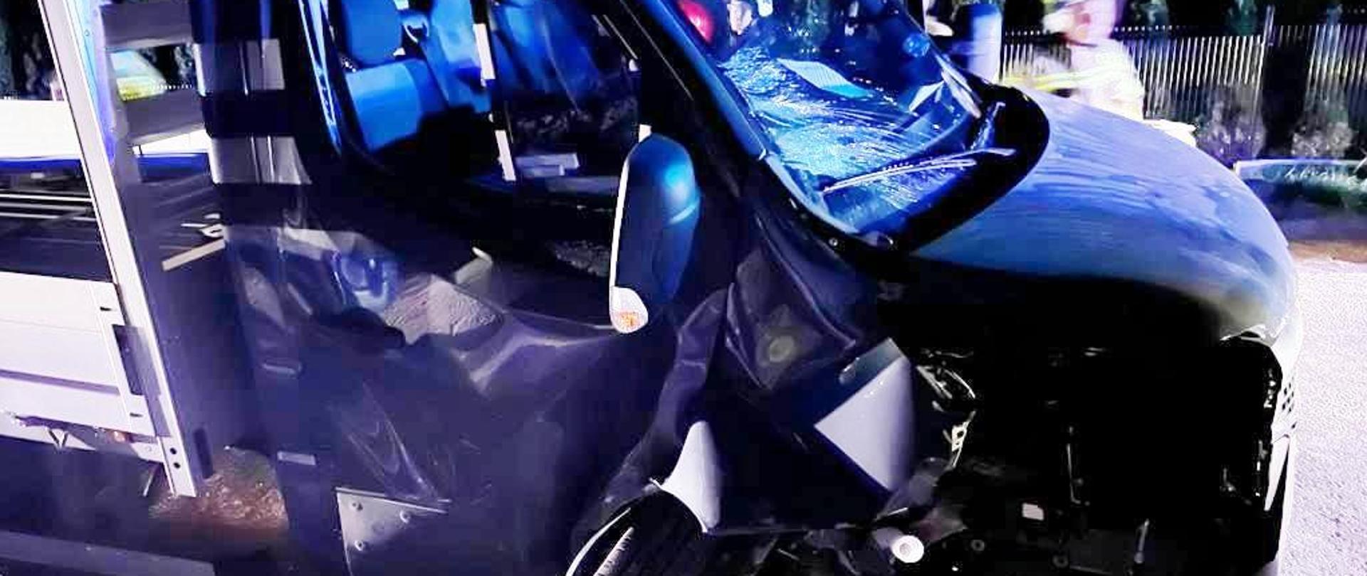 Widok rozbitego samochodu dostawczego