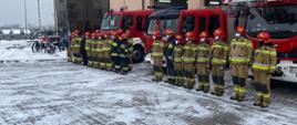 Uroczysta zbiórka z okazji pożegnania strażaka odchodzącego na zaopatrzenie emerytalne na placu JRG 2