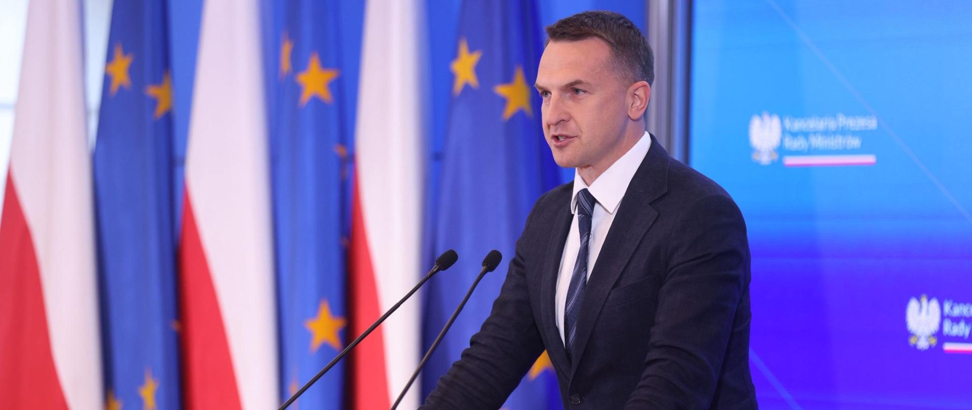 Rzecznik Rządu Adam Szłapka podczas konferencji prasowej po Radzie Ministrów