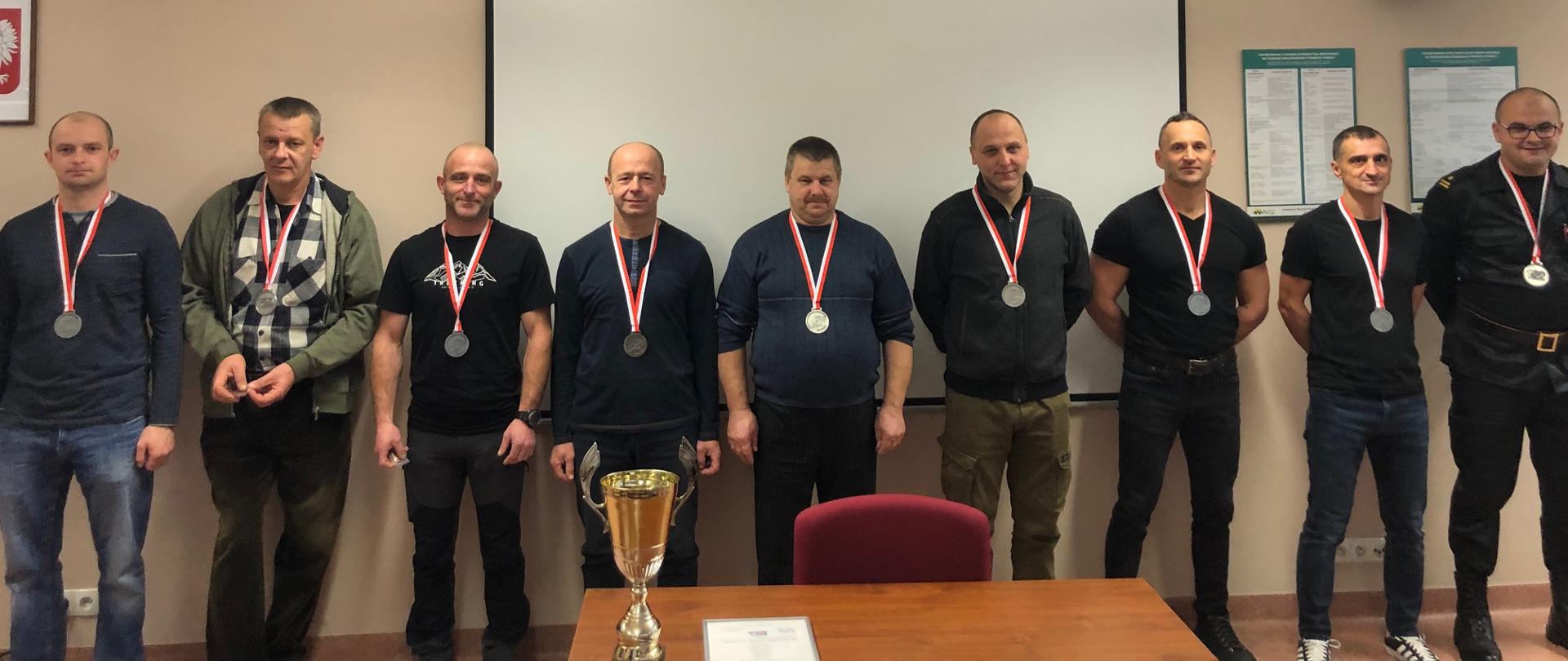 Drużyna z medalami na szyi