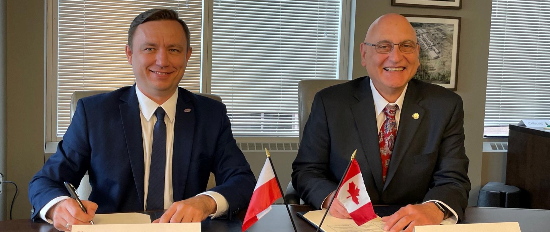 Prezes Państwowej Agencji Atomistyki i Wiceprzewodniczący Kanadyjskiej Komisji Dozoru Jądrowego (CNSC) podpisują warunki realizacji (ToR) porozumienia o współpracy w sprawie małych reaktorów modułowych (SMR). 