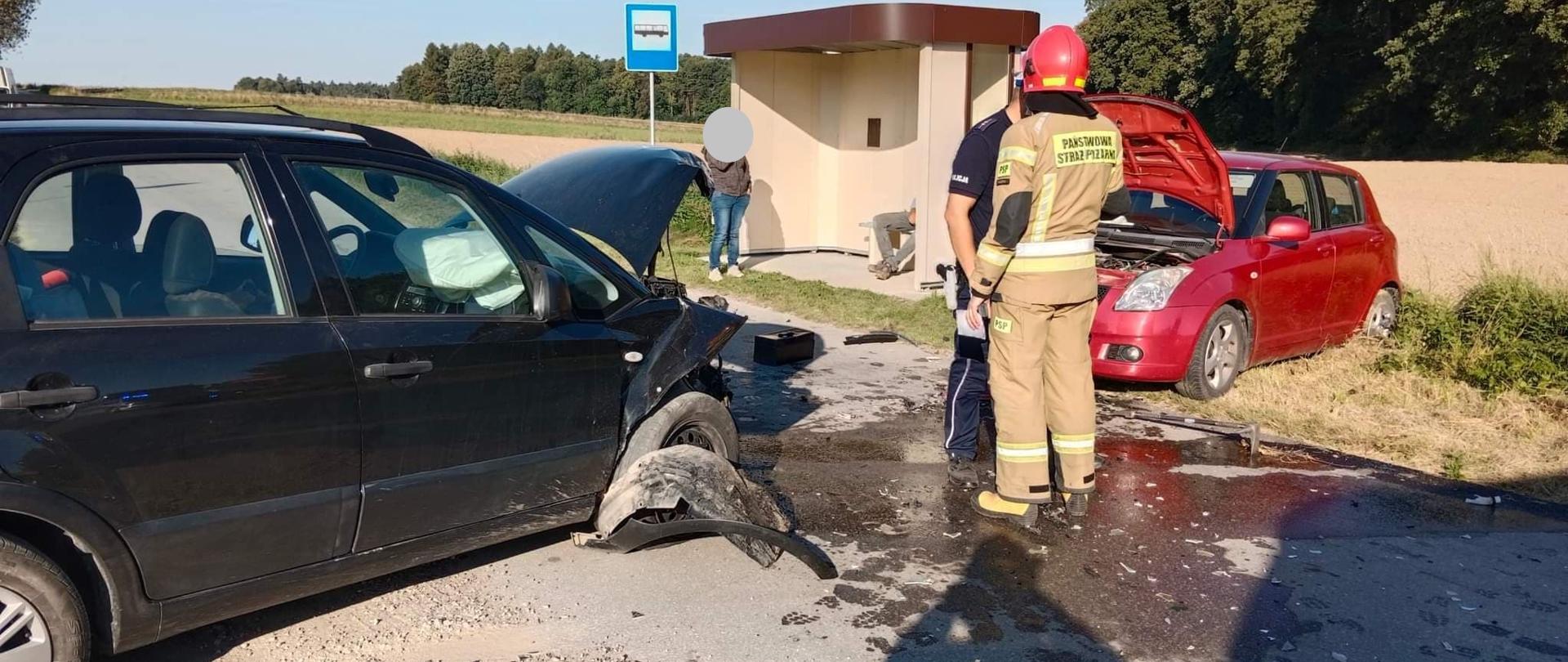 Strażacy prowadzą działania w obrębie wraków pojazdów uczestniczących w zdarzeniu