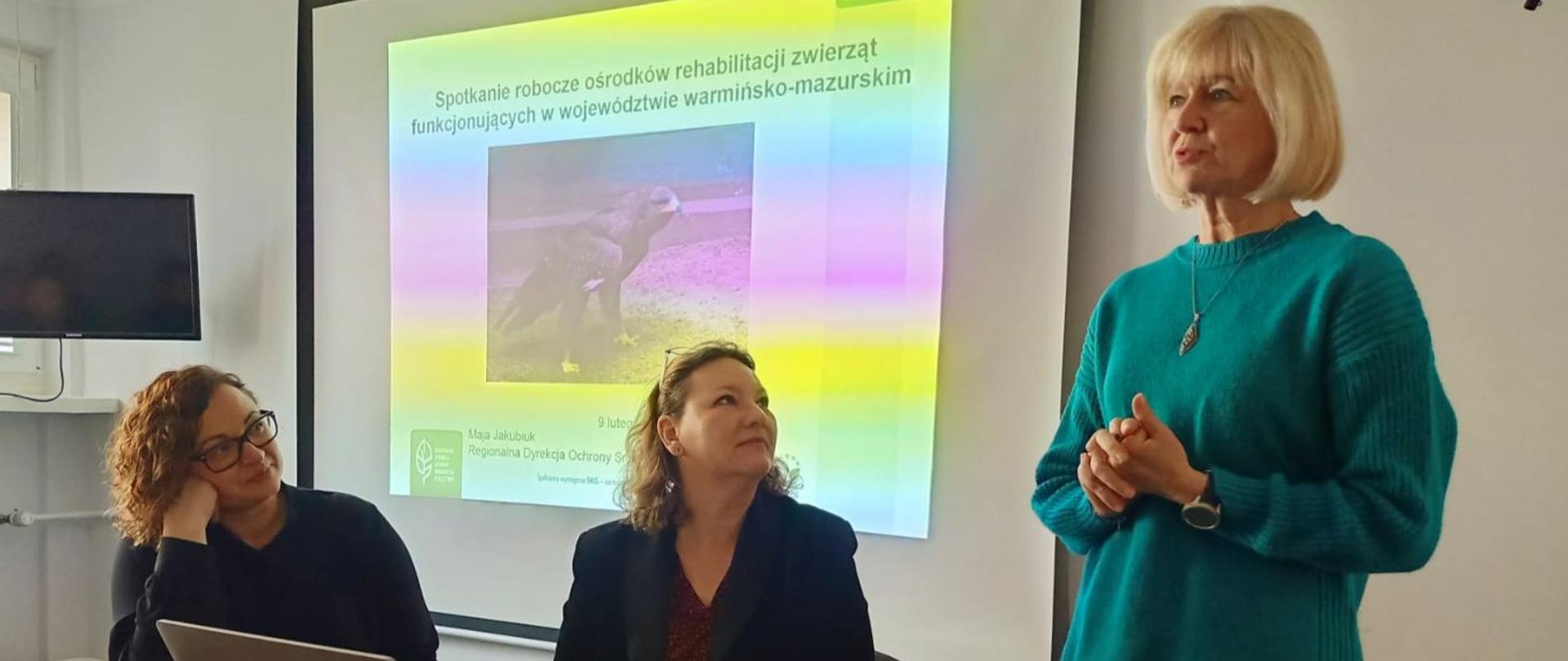 Dyrektor Regionalnej Dyrekcji Ochrony Środowiska w Olsztynie omawiająca przedstawioną prezentację na temat ośrodków rehabilitacji zwierząt funkcjonujących w województwie warmińsko-mazurskim.