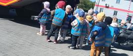 Jedna z grup przedszkolnych podczas odwiedzin złotowskiej Jednostki Ratowniczo Gaśniczej.