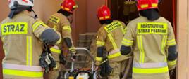 Na zdjęciu widać ratowników ze straży pożarnej. Prowadzą działania ratowniczo-gaśnicze. Umundurowani. Zdjęcie wykonane w ciągu dnia.