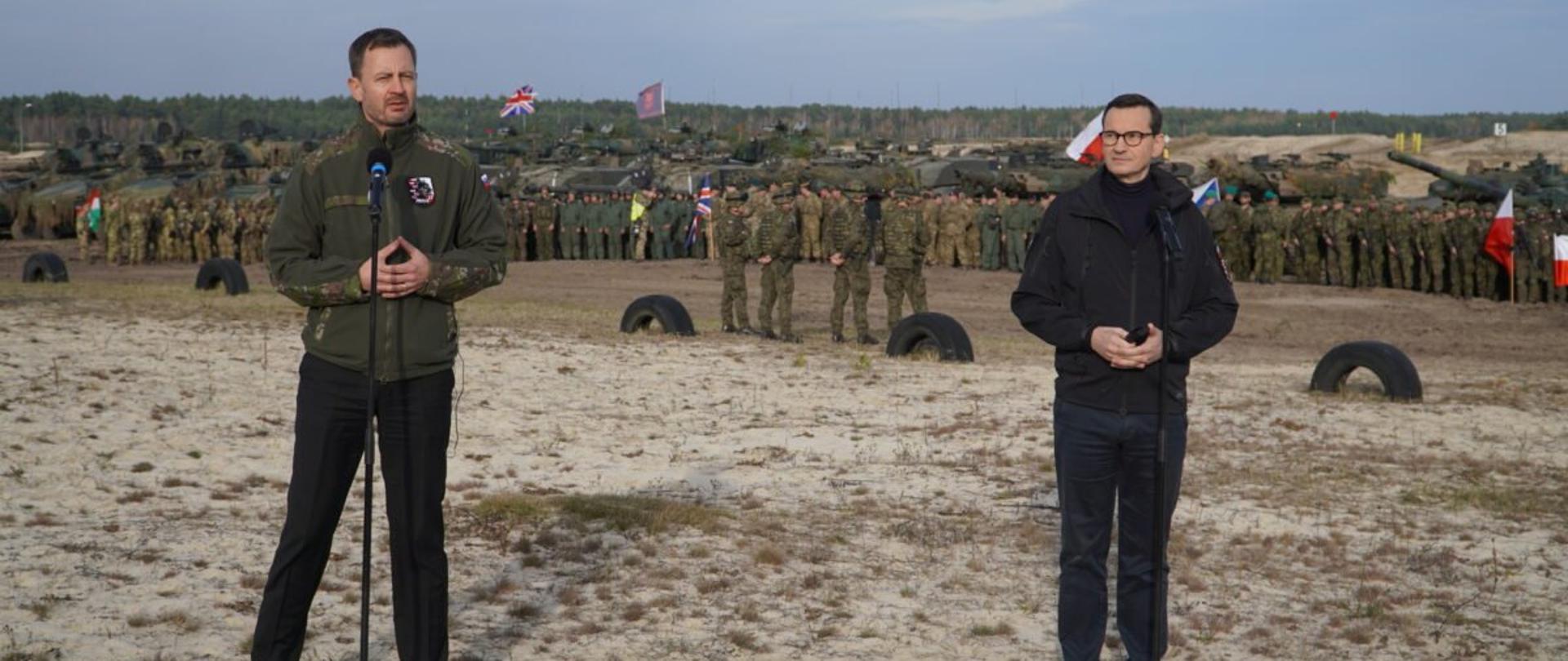 Premier Mateusz Morawiecki i premier Słowacji Eduard Heger na konferencji prasowej podczas manewrów wojsk państw Grupy Wyszehradzkiej Puma-22 w Nowej Dębie