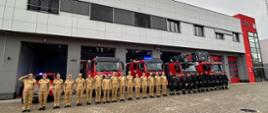 Na zdjęciu widać strażaków w trakcie oddawania hołdu. 