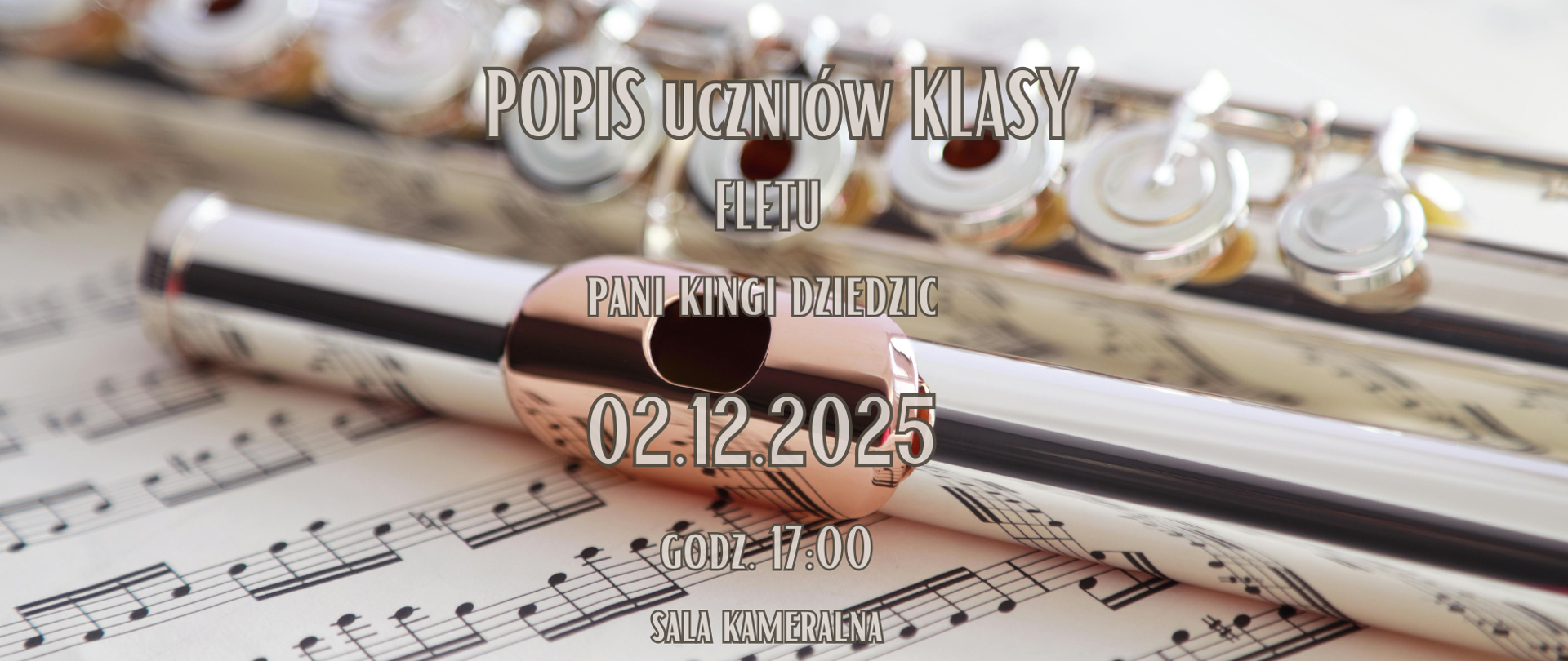 Plakat zapowiada popis uczniów klasy fletu pani Kingi Dziedzic. Wydarzenie odbędzie się 2 grudnia 2025 roku o godzinie 17:00 w sali kameralnej. Projekt graficzny nawiązuje do tematyki muzycznej – w tle widoczna jest srebrna flet poprzeczny oraz nuty na pięciolinii, co nadaje elegancki i profesjonalny charakter całemu zaproszeniu.