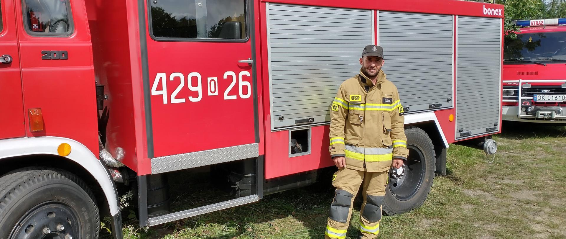 Strażak ratownik Mariusz TOMANEK z jednostki OSP KSRG Cisowa podczas działań ratowniczych na terenie kanału Gliwickiego. 