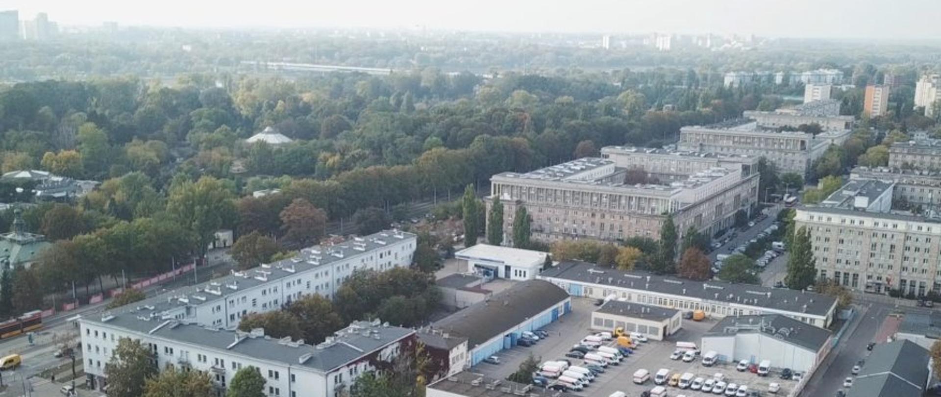 widoczne budynki i i zielone drzewa wzdłuż ulicy Ratuszowej w Warszawie