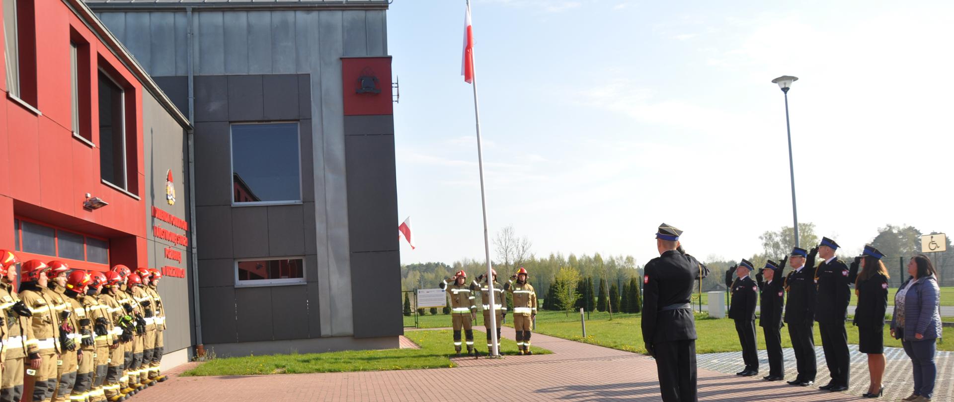 Strażacy podczas uroczystego podniesienia flagi państwowej