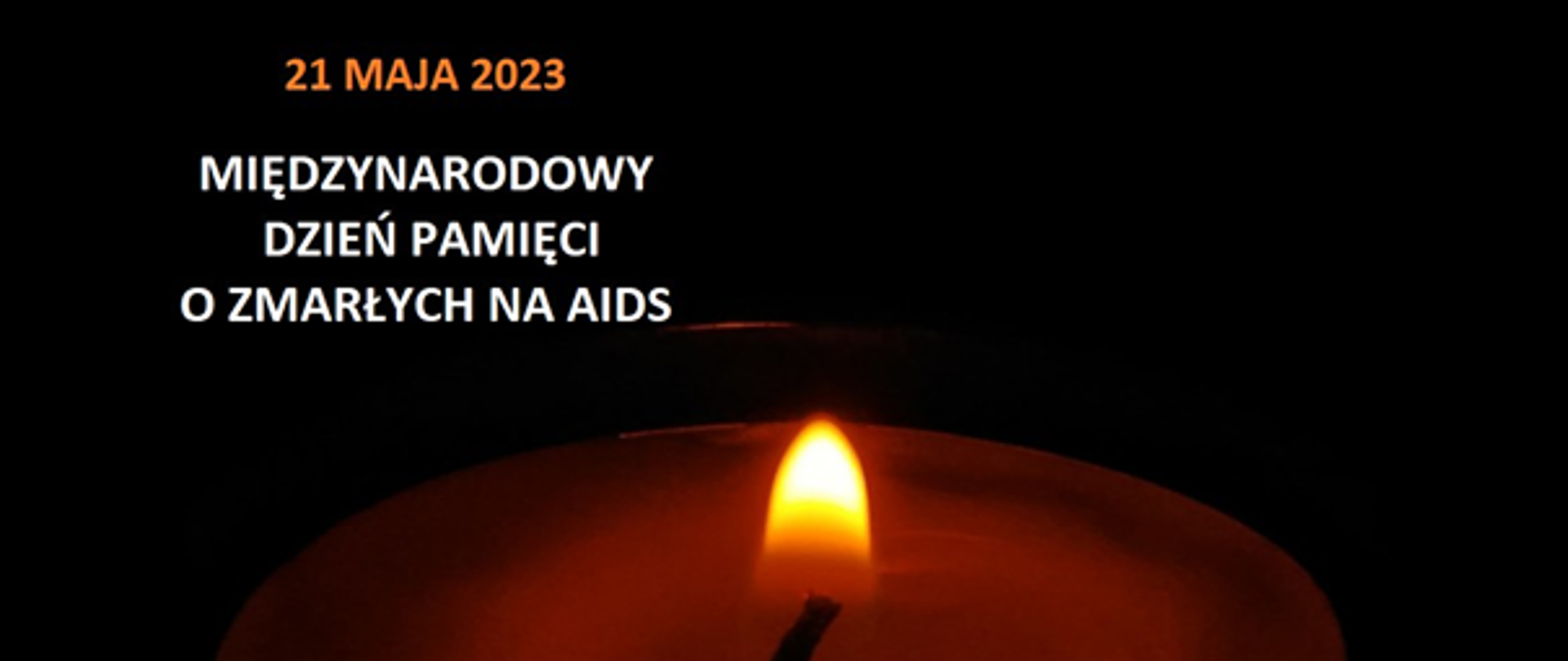 Na czarnym tle zapalona świeczka Napis Międzynarodowy Dzień Pamięci o Zmarłych na AIDS