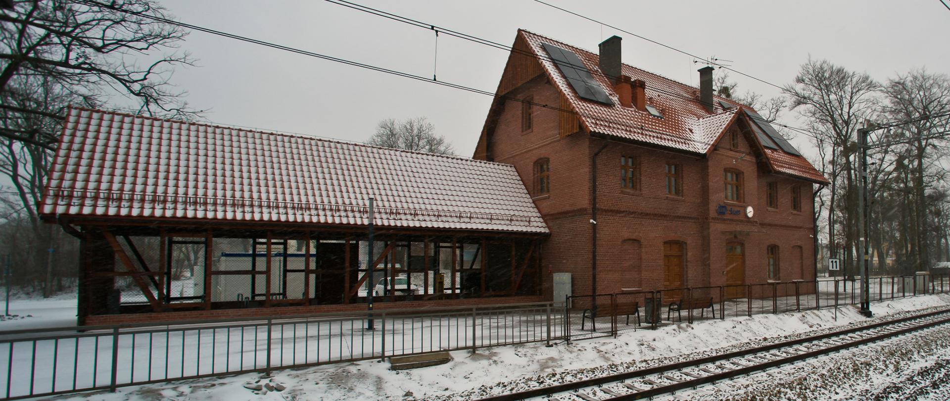 Dworzec w Suszu - widok z zewnątrz od strony torów