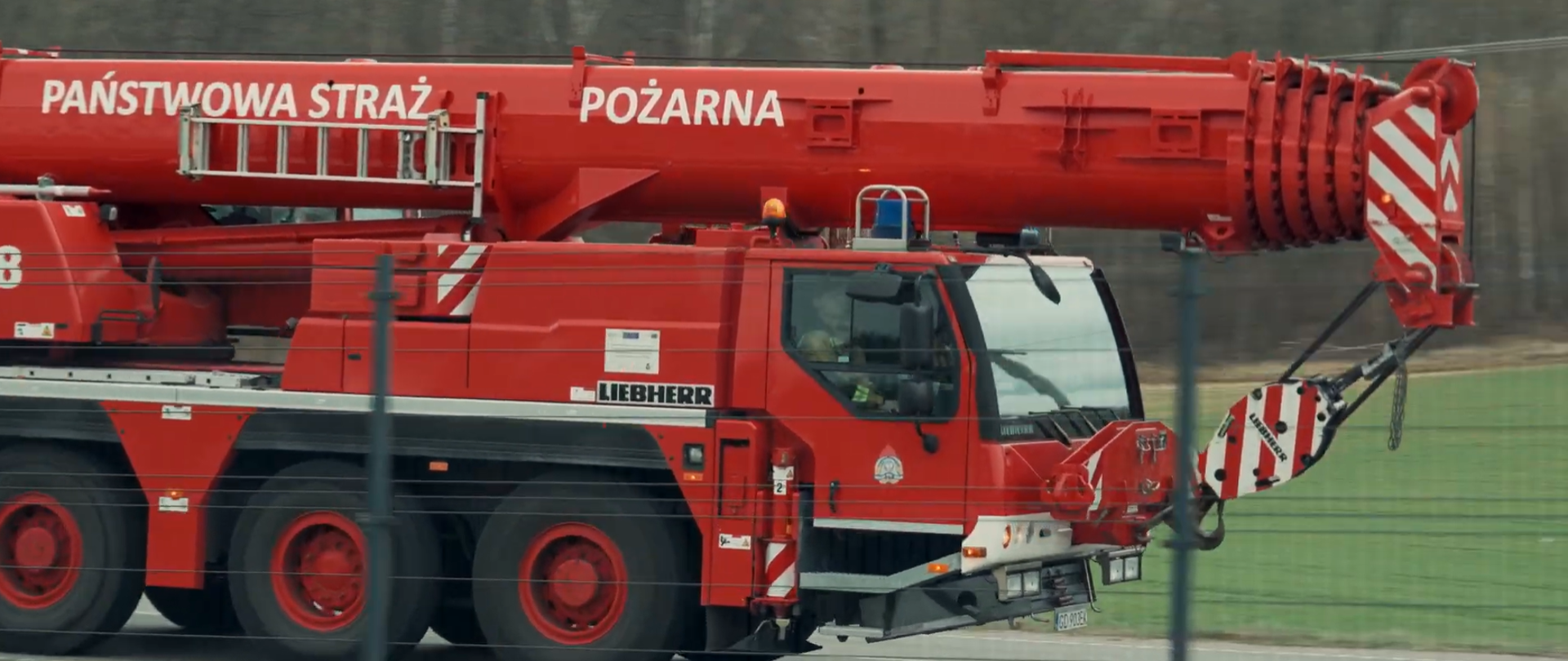 czerwony dźwig marki Liebherr z napisem PAŃSTWOWA STRAŻ POŻARNA