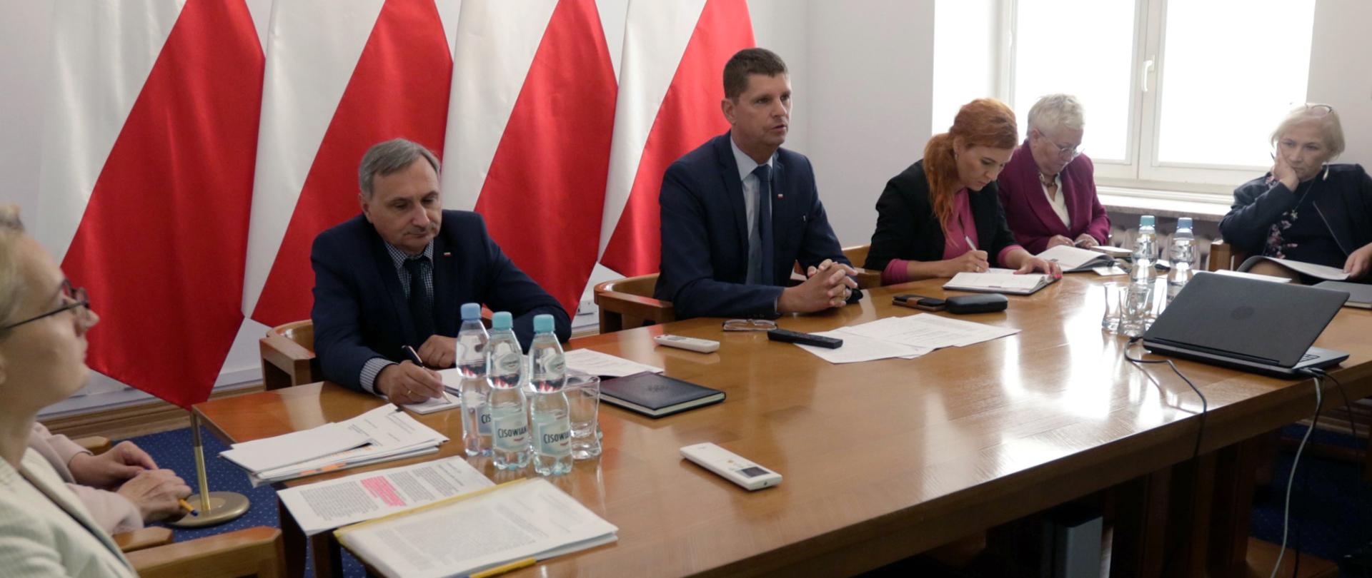 Wideokonferencja kierownictwa MEN z kuratorami oświaty i przedstawicielami GIS 